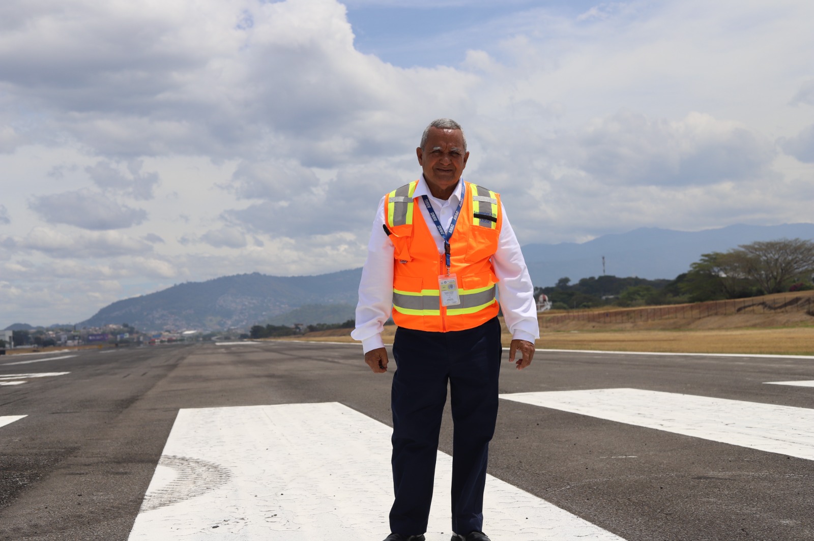Personal técnico de la AHAC en zona operacional de un aeródromo